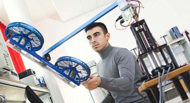 Comment devenir Microtechnicien / Microtechnicienne ?